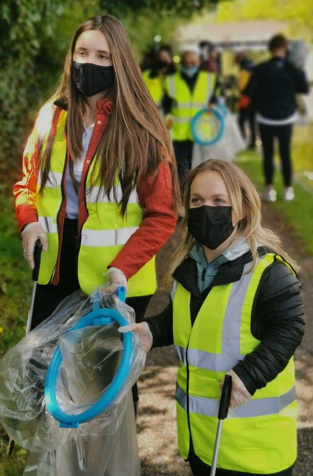 North Yorkshire’s Miss England Finalist joins Ellie Simmonds OBE Paralympian and Professor Gatrad OBE on Canal clean.