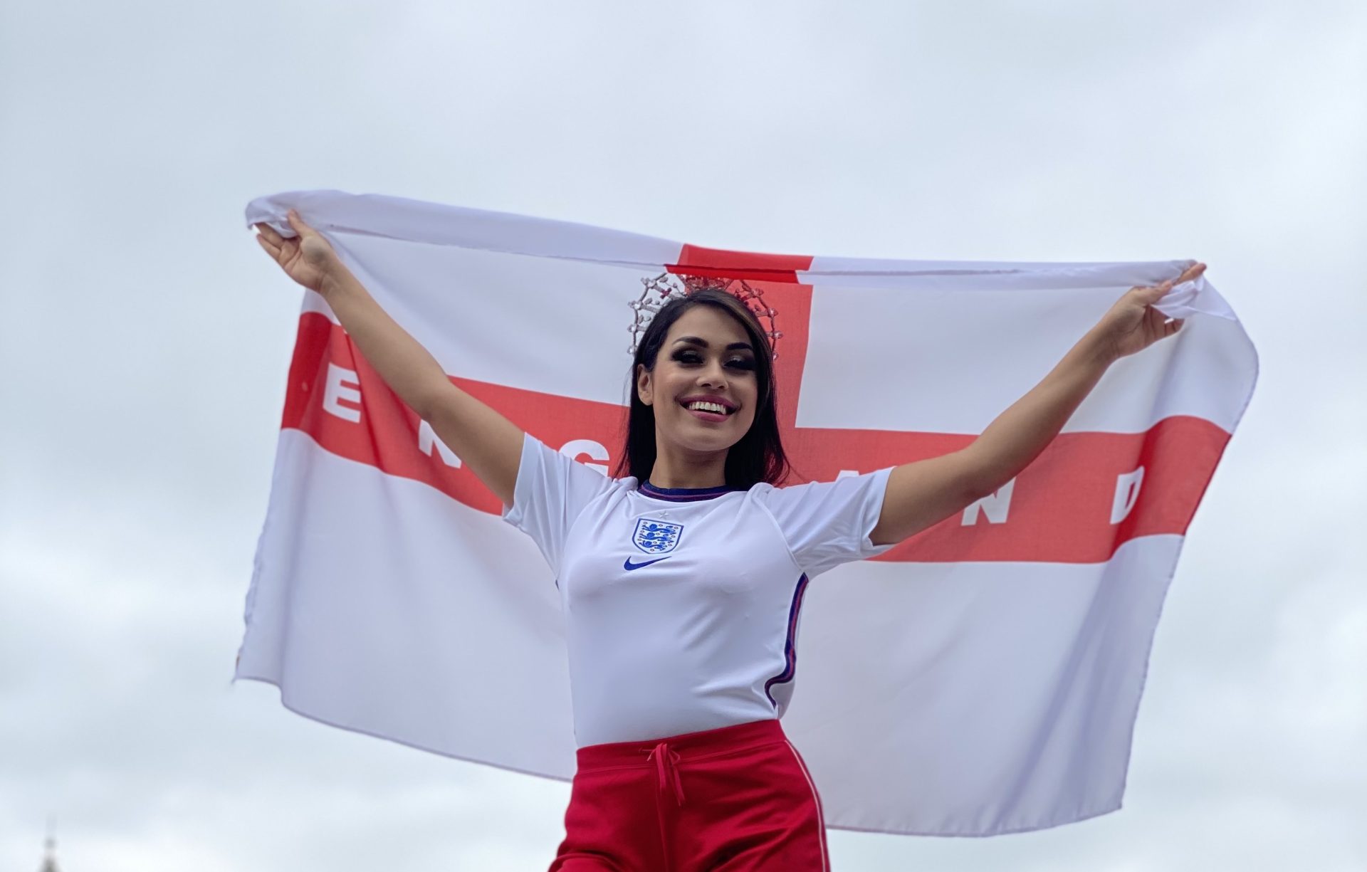 Miss England girls cheer on the Lionesses!